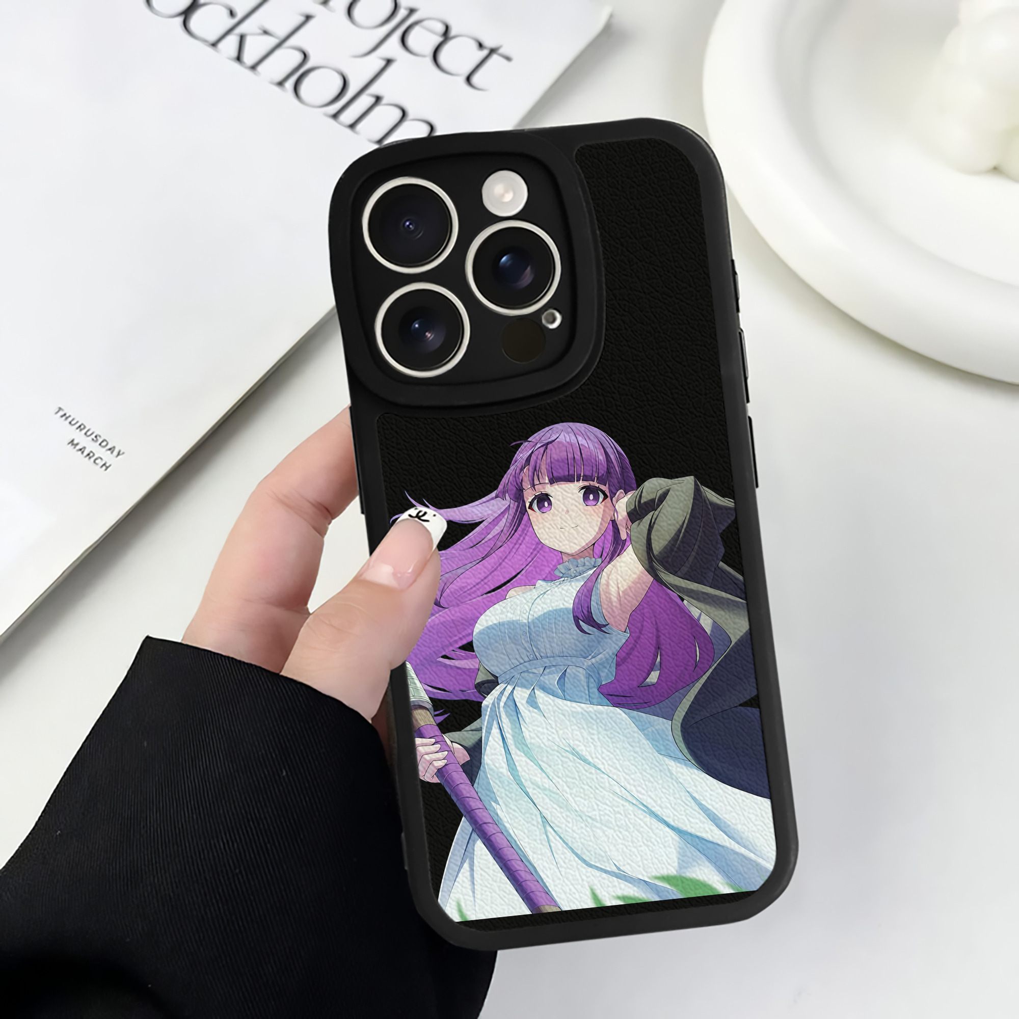 （画像用） 葬送のフリーレン Frieren 【iPhone 16シリーズ対応】シリコンスマホケース（レザー調） 材質：シリコン